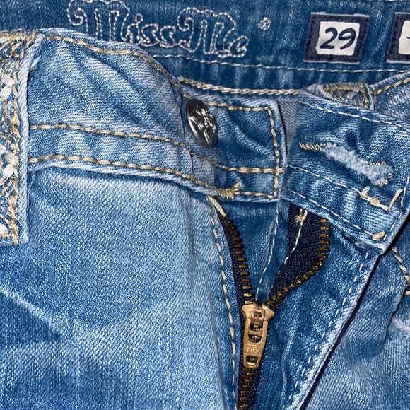 Miss Me Signature Crop Distressed Light Wash Low-Rise Size 29 - Picture 8 of 13